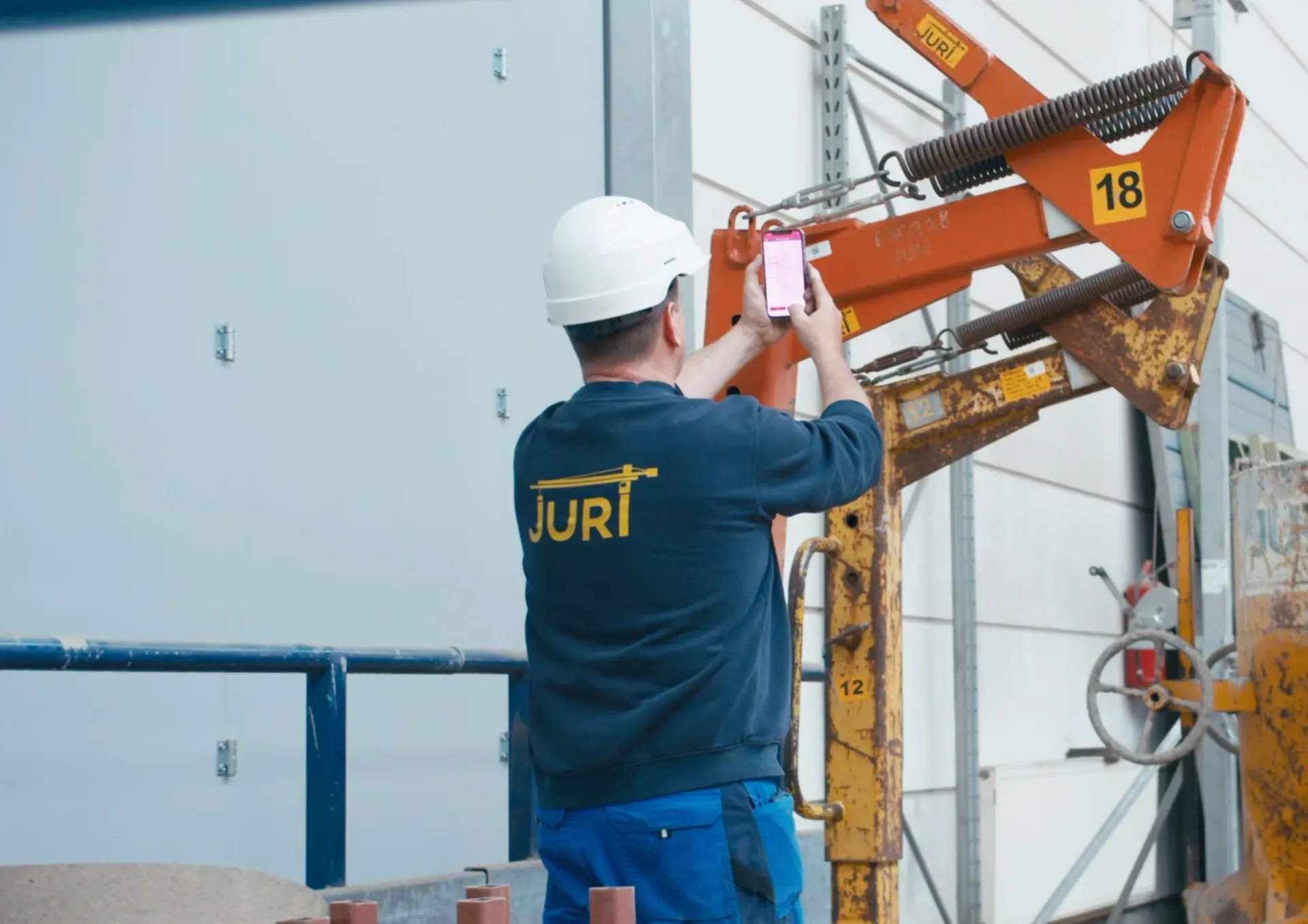 Juri-medewerker registreert materiaal op een bouwwerf