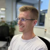 Michiel lacht op kantoor
