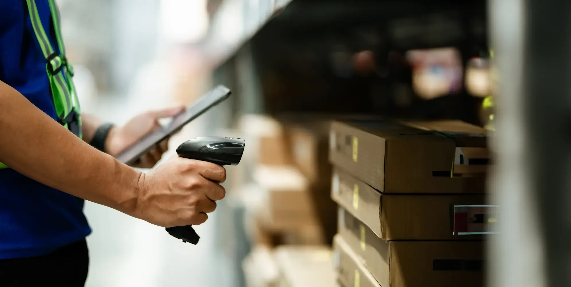 Magazijnmedewerker scant dozen met een handscanner